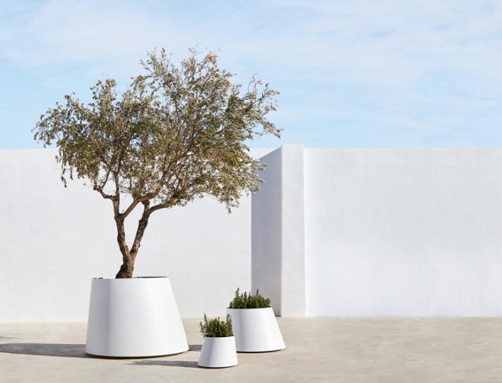 Pot de plante design Conee – Mobilier végétal aluminium pour locaux professionnels
