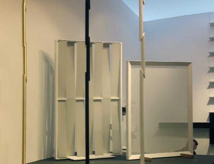 Porte-manteaux design Naname – Portant acier à 3 crochets au concept poétique japonais pour locaux professionnels