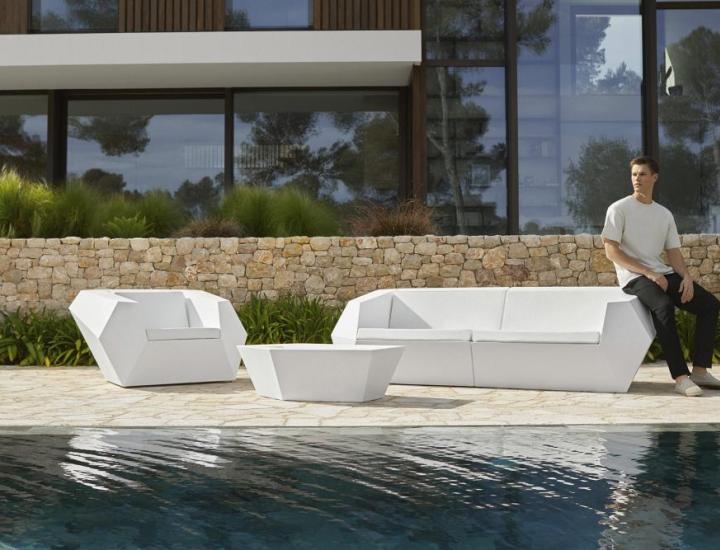 Faz Lounge Chair Vondom – Fauteuil polyéthylène rotomoulé 100% recyclable indoor/outdoor certifié avec option éclairage RGBW