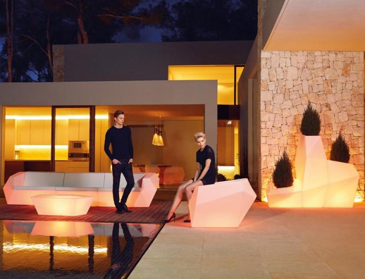 Fauteuil design Faz Vondom – Polyéthylène recyclable LED RGBW et tissus outdoor pour hôtels, bars et espaces de réception premium