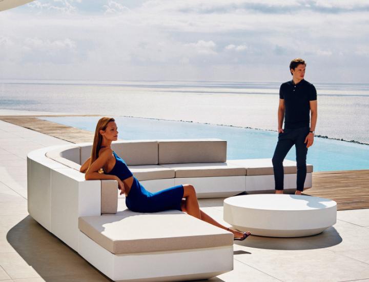 Sofa design extérieur Vela Vondom – Modules polyéthylène recyclable avec éclairage LED RGBW
