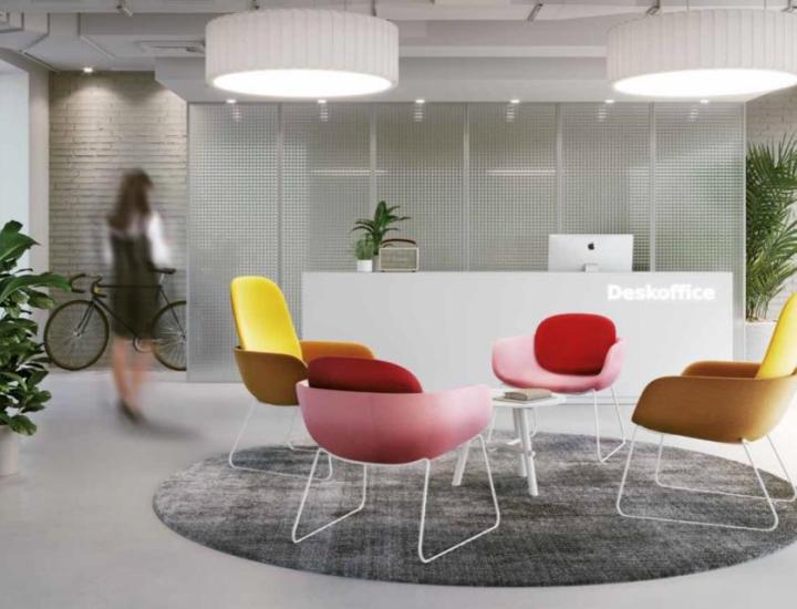 Fauteuil accueil formes rondes pieds bois Peb – Infiniti Design by BrogliatoTraverso