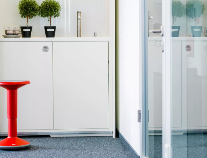 Tabouret assis-debout réglable en hauteur UPis1 – Interstuhl certifié Ange Bleu et LEVEL® Platine