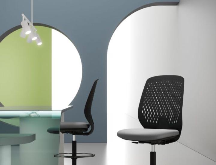 Espace de coworking équipé des tabourets Key Smart Stool