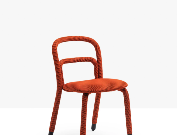 Chaise design primée Midj Pippi – structure tubulaire acier recouverte tissu Good Design Award 2019