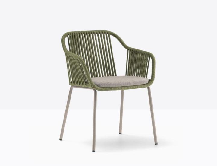 Fauteuil Babila Twist Pedrali 2795, structure en tube d'acier thermolaqué tressé de corde plate polypropylène, fond blanc, vue de profil