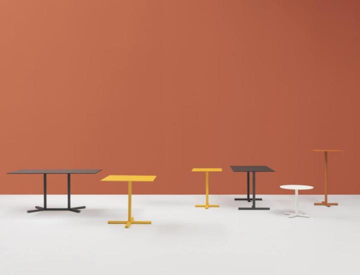 Pied de table BOLD 4750 Pedrali, base en croix fonte 480×480 mm, colonne acier Ø50 mm, thermolaqué blanc, fond blanc