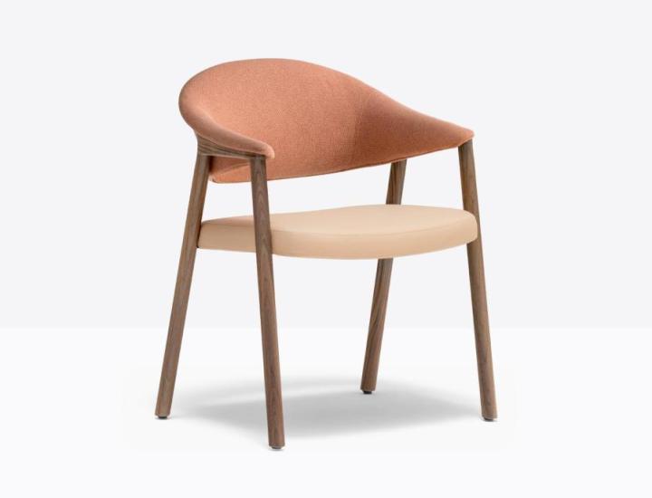 Fauteuil Hera 2865 Pedrali, structure frêne massif, dossier contreplaqué moulé 6 mm, assise rembourrée tissu, fond blanc, vue de trois-quarts