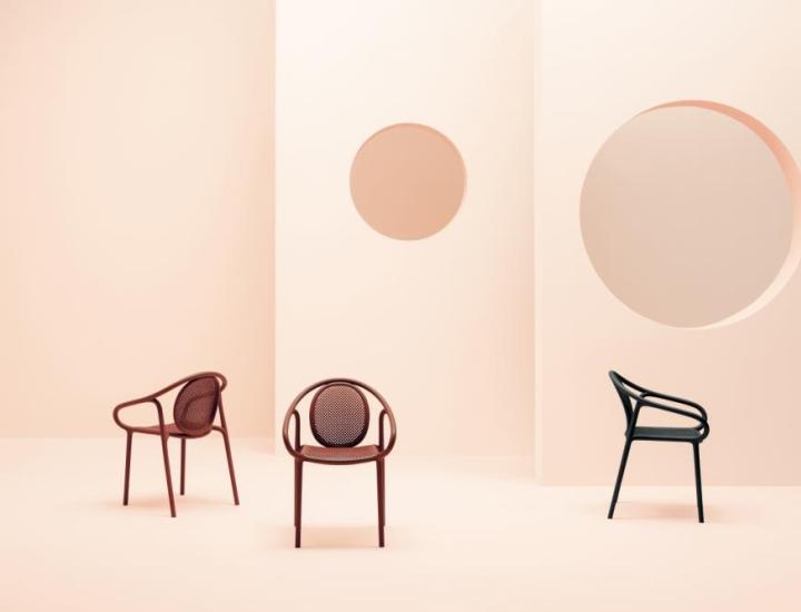 Ensemble de chaises Remind 3730 Pedrali disposées sur une terrasse de café en extérieur, coloris variés, ambiance conviviale