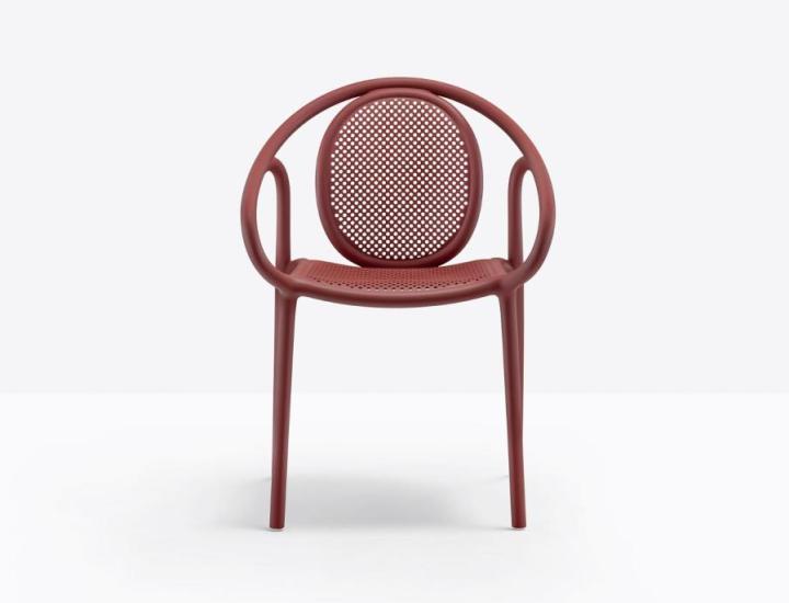 Chaise Remind 3730 Pedrali, polypropylène renforcé fibre de verre, dossier perforé, coloris terracotta, fond blanc, vue de trois-quarts