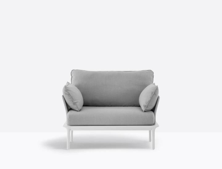 Fauteuil lounge Reva Pedrali, cadre aluminium extrudé fin, pieds fuselés aluminium, coussins tissu imperméable beige, fond blanc