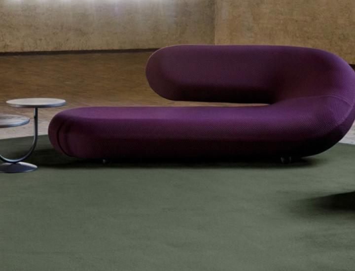 Chaise Longue violette Artifort Geoffrey D. Harcourt, idéale accueil et hôtellerie, déplacement facilité par roulettes intégrées