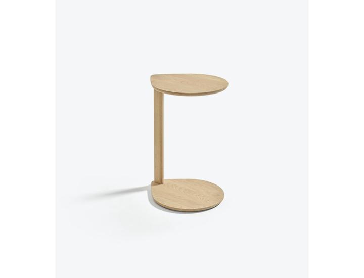 Table d'appoint minimaliste en bois clair avec une structure en forme de C, modèle Compass de la marque Artifort, photographiée sur un fond blanc.