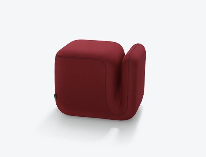 Pouf Moby Artifort design Tej Chauhan, assise 44 cm, pouf tapissé avec poignée, L52 P43 H44