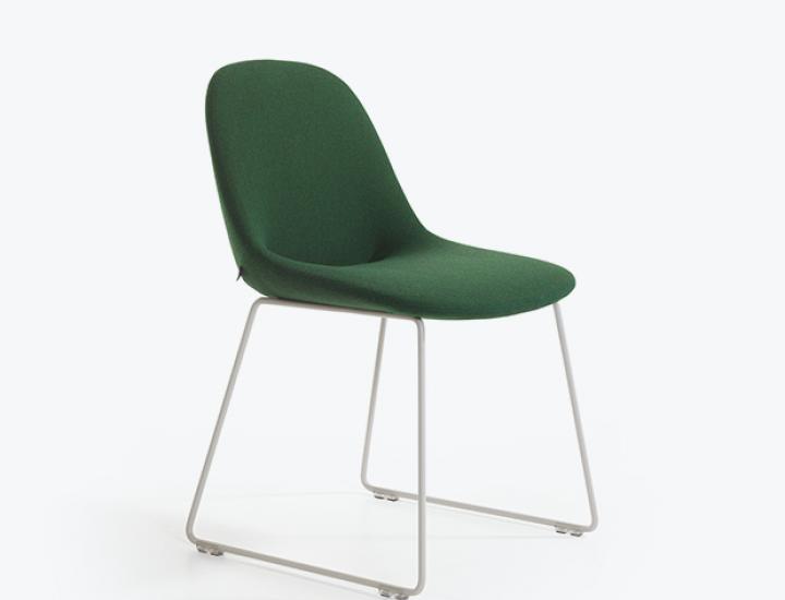 Chaise Beso rembourrée en tissu vert avec un piètement luge en métal clair, conçue par Artifort