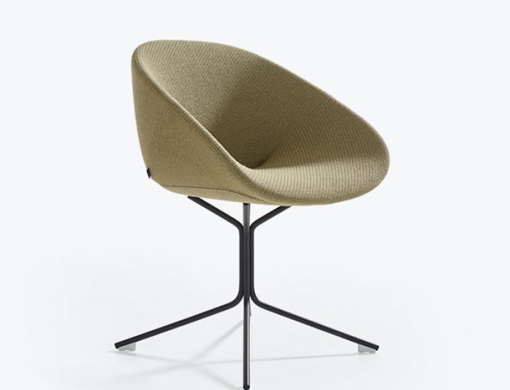 Chaise avec accoudoirs intégrés Beso rembourrée en tissu texturé kaki avec un piètement étoile à quatre branches en métal noir, conçue par Artifort