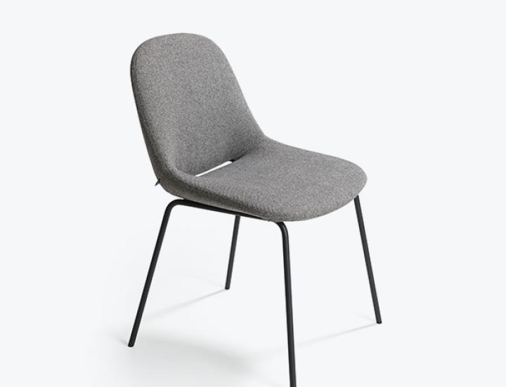 Chaise Beso sans accoudoirs rembourrée en tissu gris chiné avec un piètement à quatre pieds en métal noir, conçue par Artifort