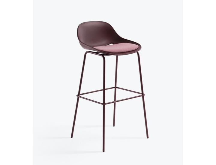 Tabouret de bar design Beso Circulo par Artifort, coque bordeaux avec assise tapissée rose et piétement 4 pieds en acier bordeaux, vu de trois quarts sur fond blanc.