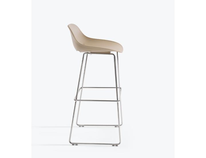 Tabouret de bar design Beso Circulo par Artifort, coque beige et piétement luge en acier chromé, vu de profil sur fond blanc.
