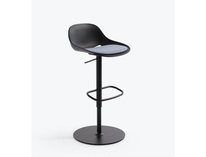 Tabouret de bar design Beso Circulo par Artifort, coque noire avec assise tapissée bleu-gris et piétement central sur disque noir réglable en hauteur, vu de trois quarts sur fond blanc.