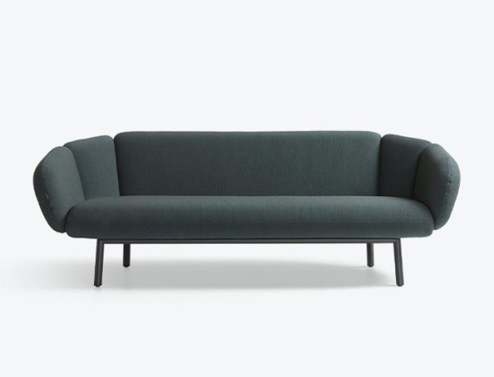 Canapé Artifort Bras 3 places en tissu gris foncé, piètement en acier noir.