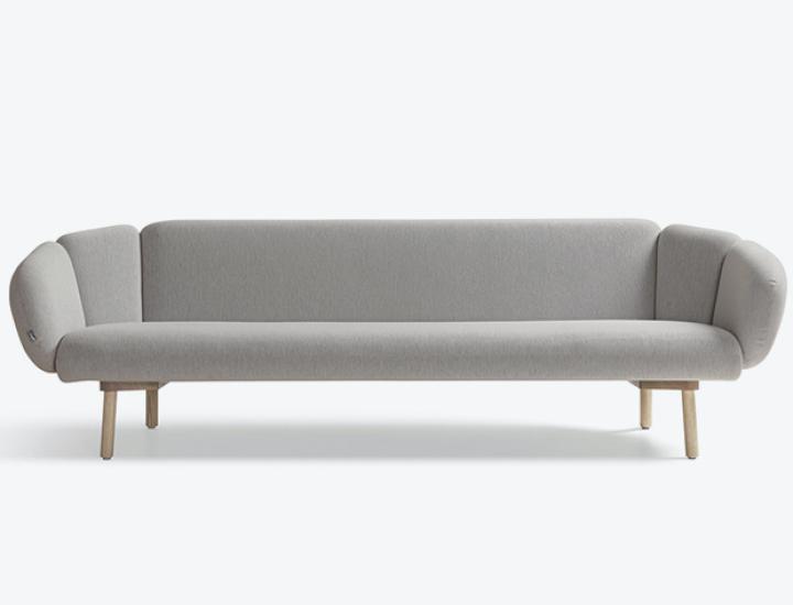 Canapé Artifort Bras 3 places en tissu gris clair, piètement en bois clair.
