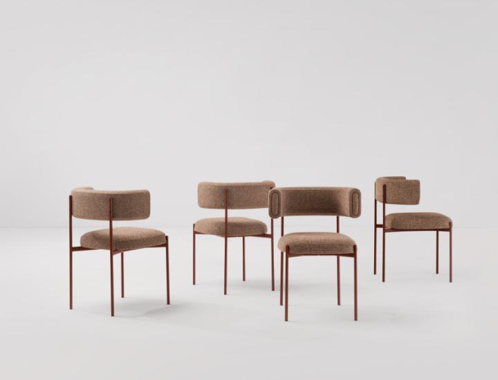 Chaise visiteur gamme AMELIE de la marque MIDJ, pietement droit aluminium, assise et dossier rembourrées, quatre chaises disposées ça et là dans un espace blanc